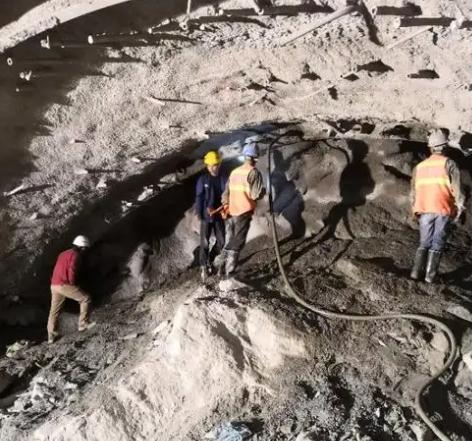 鄢陵拱顶带模注浆料的施工流程及注意事项